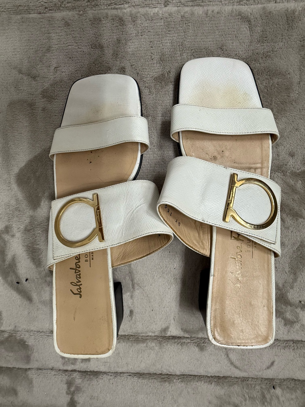 Salvatore Ferragamo White Leather Slide Sandals with Gold Gancini. - Picture 2 of 5